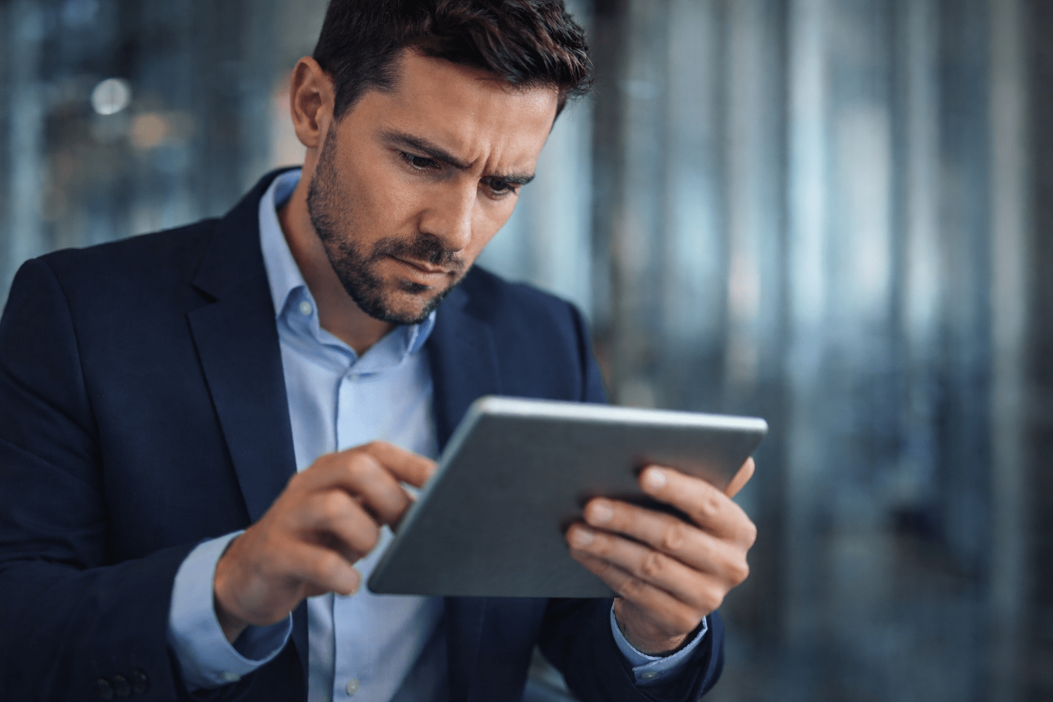 Del dato a la decisión: dejar de improvisar en marketing Profesional analizando datos en tablet para tomar decisiones estratégicas basadas en experiencia y datos.